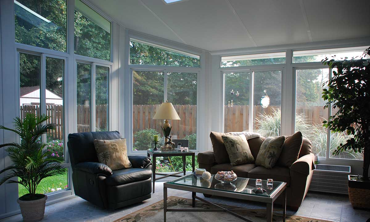 Oasis 2600CA sunroom with leather furniture and lamp